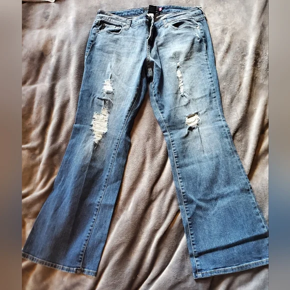 Torrid Denim Women's Plus Size Cotton Spandex destroyed Bootcut flare - Picture 3 of 5